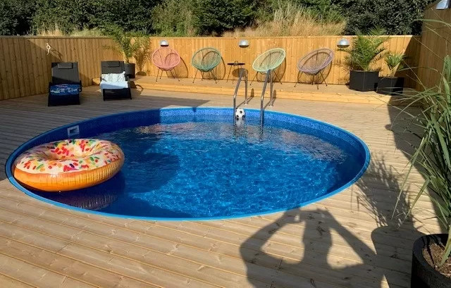 Kund som tar bild på sin runda pool